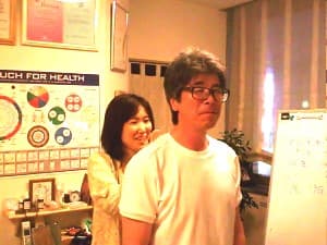 タッチフォーヘルス　キネシオロジーセミナー　東京、横浜から参加の受講生、筋力検査の練習風景
