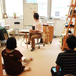 座学も時には行います。健康の三角について説明しております。