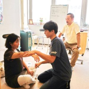 色々な体勢からも筋力検査を行っています。 タッチフォーヘルスキネシオロジーセミナー