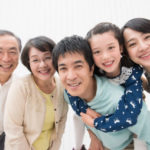 写真のためにポーズをとるアジア人の家族。